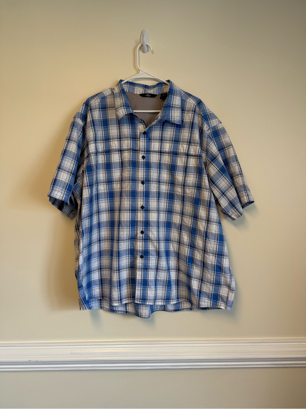 Wrangler Blue and White Plaid Short-Sleeve Button-Down Shirt